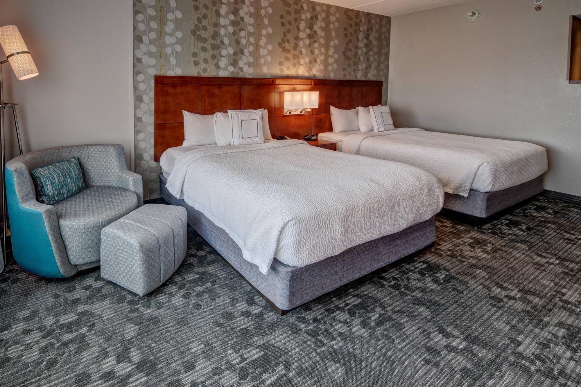 Отель Courtyard Newport News Airport Экстерьер фото