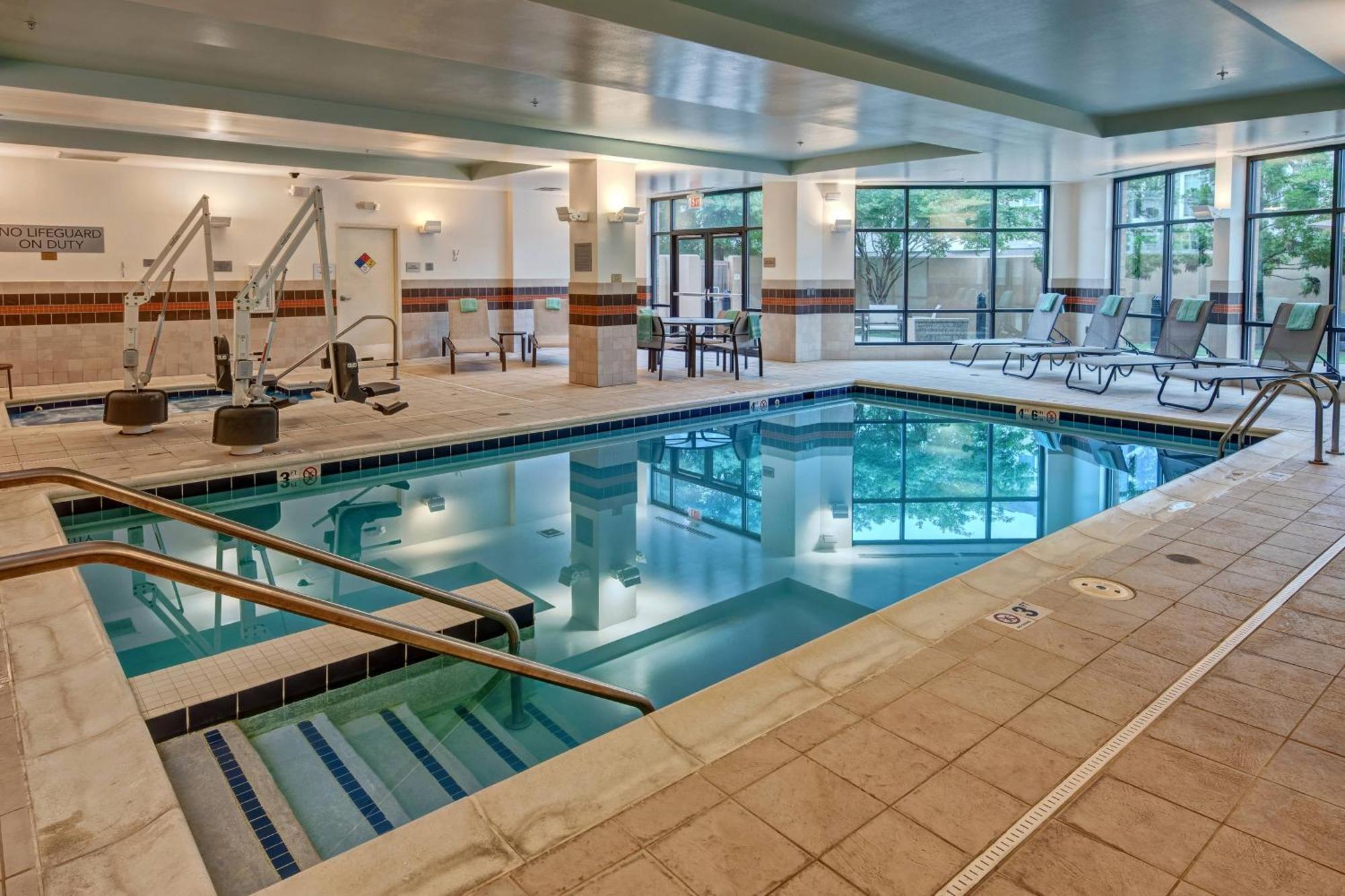 Отель Courtyard Newport News Airport Экстерьер фото