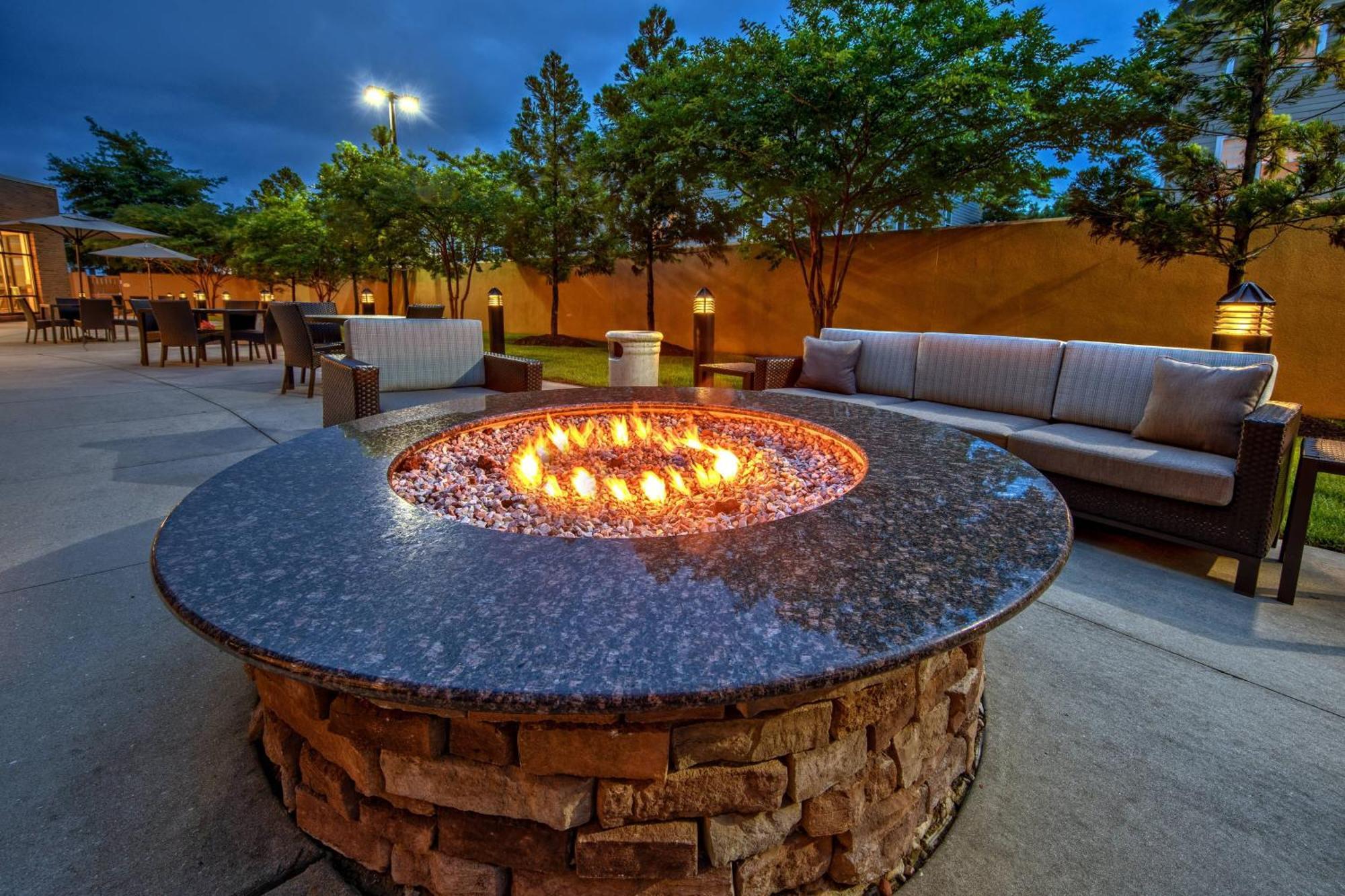 Отель Courtyard Newport News Airport Экстерьер фото