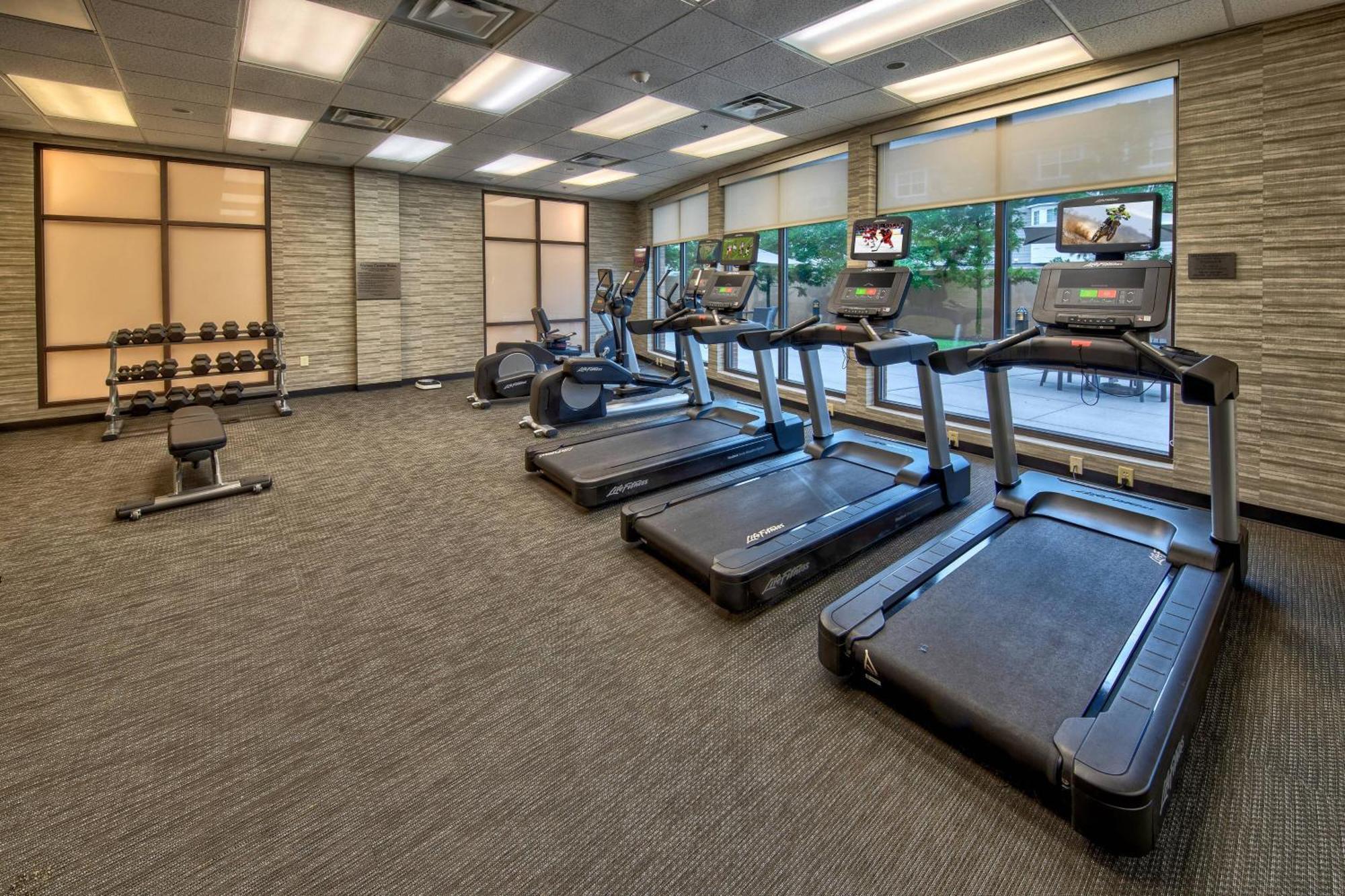 Отель Courtyard Newport News Airport Экстерьер фото