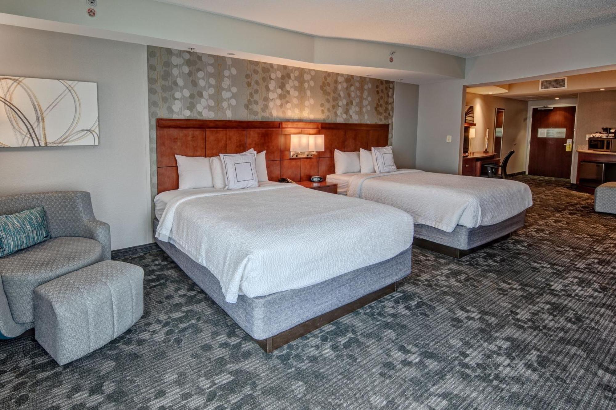 Отель Courtyard Newport News Airport Экстерьер фото