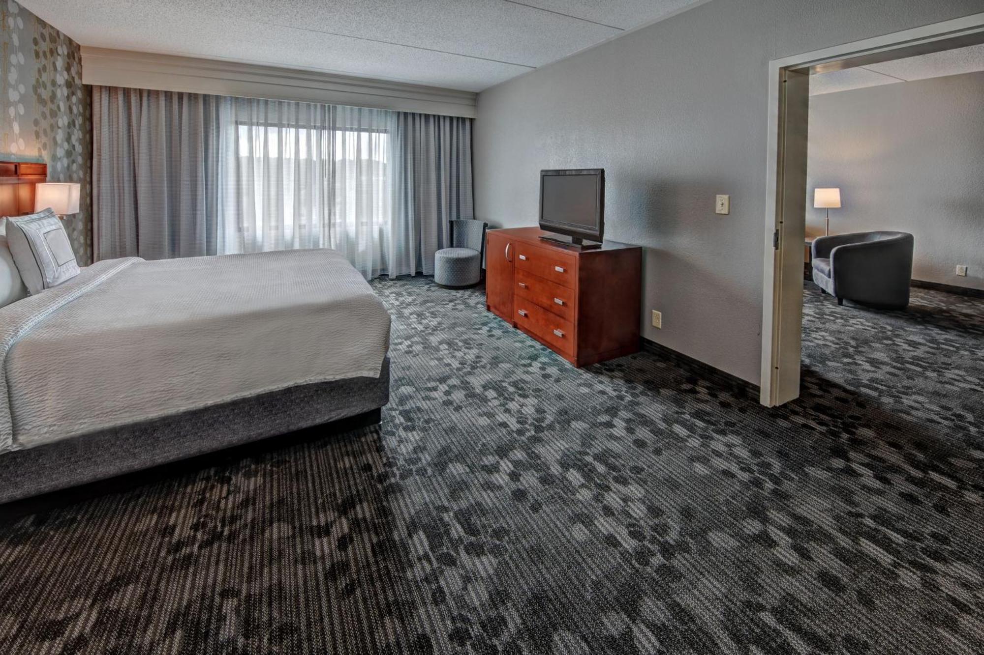 Отель Courtyard Newport News Airport Экстерьер фото