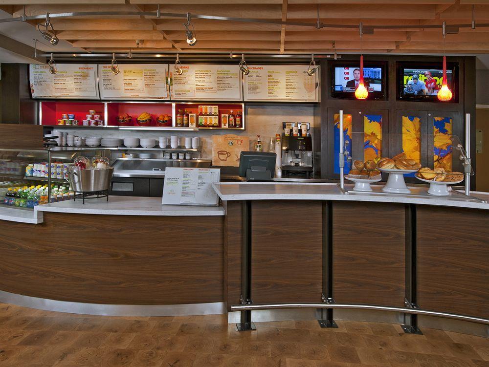 Отель Courtyard Newport News Airport Экстерьер фото